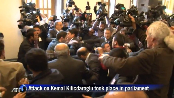 http://www.imdleo.gr/diaf/2014/03/images/Turkey_opposition_leader_punched_by_assailant_in_parliament.jpg