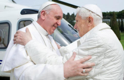 2 πάπες για πρώτη φορά στην ιστορία μαζί!